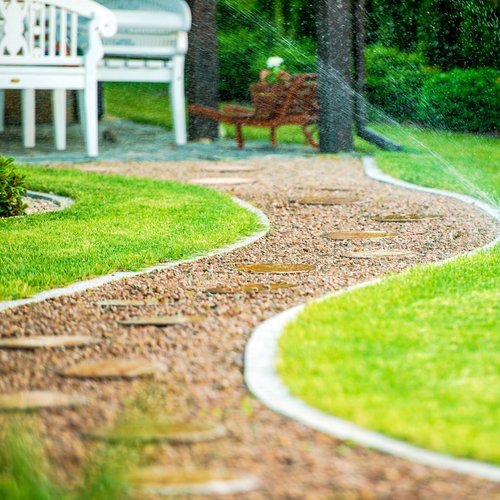 Automatische Bewässerung einer gepflegten Gartenanlage als Symbol für die kontinuierliche Stabilisierung, Wartung und Weiterentwicklung einer SAP S/4HANA Landschaft nach dem Go-Live.