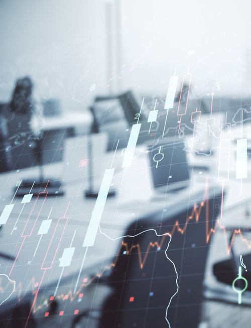 Besprechungsraum mit eingeblendeten Diagrammen und Finanzdaten als Symbol für die strategische Planung einer SAP S/4HANA Migration und die Entwicklung einer individuellen Migrationsroadmap.