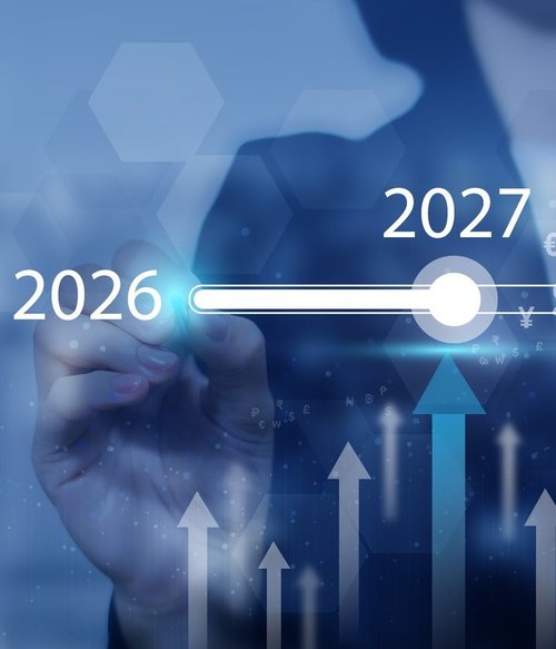 Visualisierung einer SAP S/4HANA Migration mit Zeitachse von 2026 bis 2028 und Fortschrittsregler als Symbol für die strategische Planung und erfolgreiche Umsetzung eines Migrationsprojekts.
