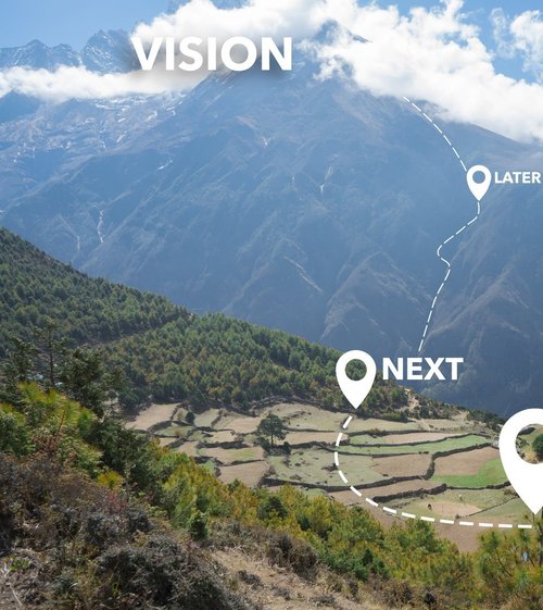 Berglandschaft mit markiertem Weg zum Gipfel als Symbol für ein SAP S/4HANA Assessment & Blueprint zur Entwicklung eines Zielbilds und einer strukturierten Migrationsroadmap.