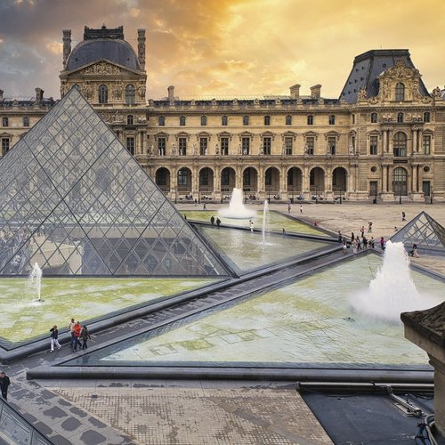 Historisches Louvre-Gebäude in Paris mit moderner Glaspyramide als Symbol für den Wandel vom klassischen SAP BW zu intelligenten Datenlösungen mit KI und Machine Learning.