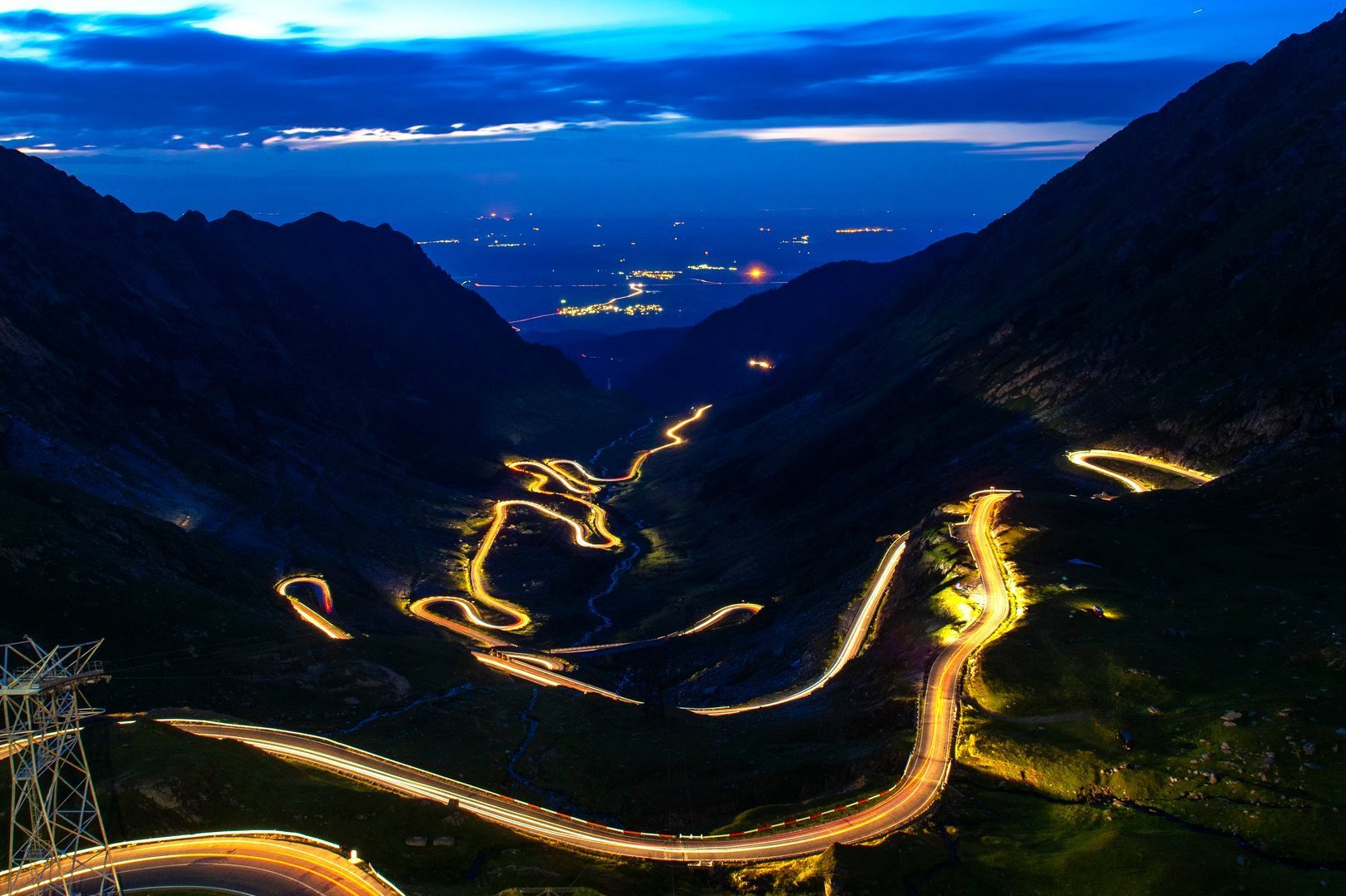 strategisch planen – Der richtige Weg zur Transformation Serpentinenstraße durch eine Berglandschaft als Symbol für die strategische Planung einer SAP S/4HANA Migration mit klarer Roadmap, definierten Meilensteinen und nachhaltiger Transformation.