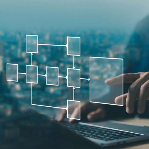Geschäftsmann am Computer mit digital visualisierten Datenstrukturen, Prozessdiagrammen und vernetzten Abläufen.