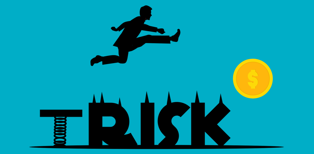 Wie Banken Nachhaltigkeitsaspekte in ihren Risk-Analysis-Prozess integrieren können, Mann springt über RISK Schriftzug