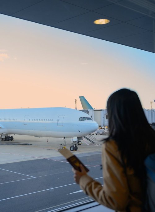 Flugzeug am Gate als Symbol für den SAP S/4HANA Readiness Check, bei dem Voraussetzungen, Risiken und die Startbereitschaft eines Migrationsprojekts vor der Umsetzung bewertet werden.